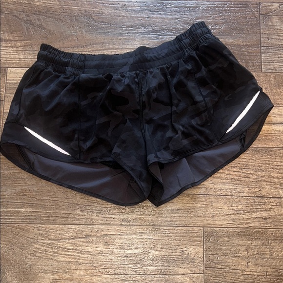 NWOT Lululemon hotty hot Shorts camouflage/black - Picture 1 of 4